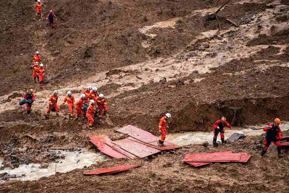 Hilfskräfte führen Rettungsarbeiten nach einem Erdrutsch bei Liupanshui durch.