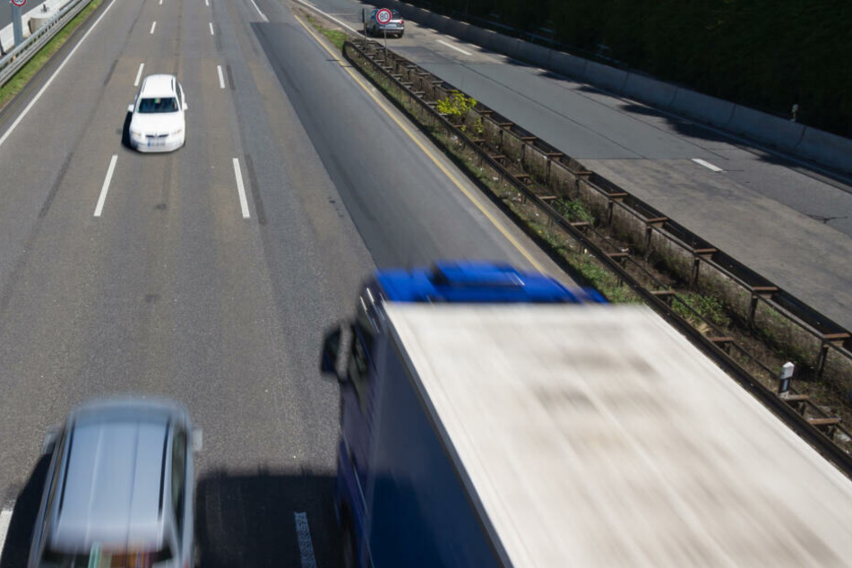 60 Kilometer lang fuhr der Rentner in falscher Richtung über die Auto. (Symbolbild)
