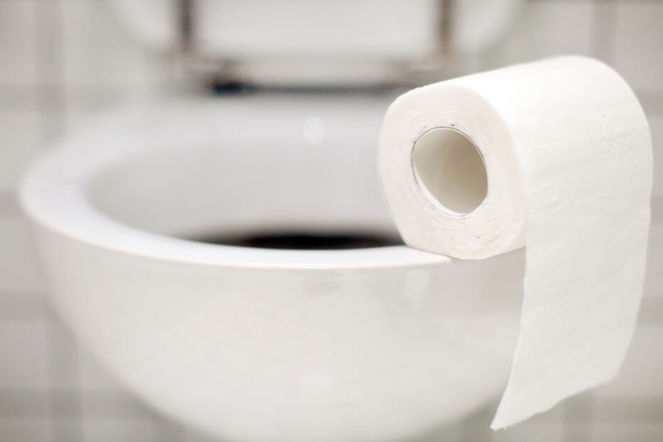 Durch die verstopften Toiletten entstand in der Justizvollzugsanstalt ein Schaden von 1100 Euro. (Symbolbild)
