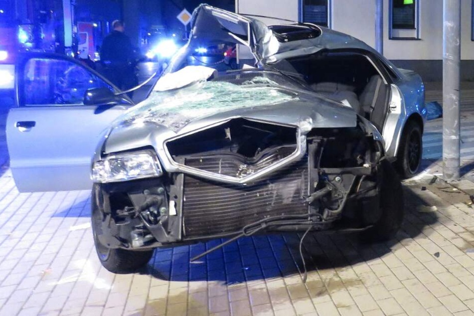 Wagen crasht bei illegalem Autorennen in Supermarkt: Fahrer schwer verletzt