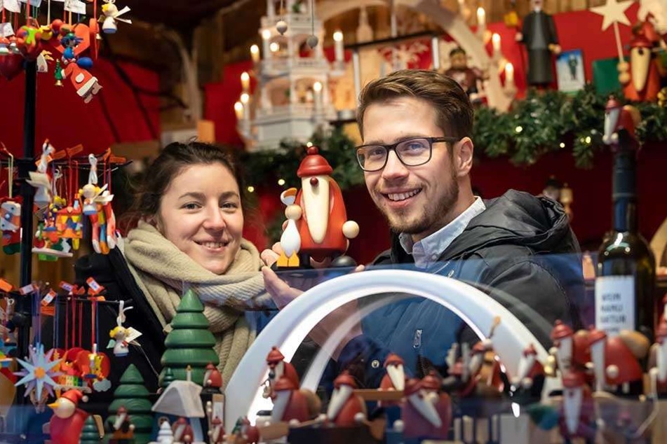 Johanna (26) und David Hell (26) verkaufen erzgebirgische Volkskunst. Sie sind zum ersten Mal auf einem Weihnachtsmarkt, spüren aber auch das Wegbleiben der Besucher an verregneten Tagen.