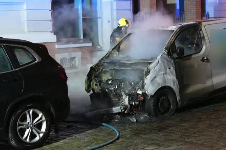 Leipzig: Transporter brennt in der Nacht in Leipzig völlig aus und beschädigt ein weiteres Auto