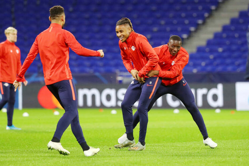 Gute Stimmung beim Abschlusstraining am Montagabend: Amadou Haidara (r.) hält Christopher Nkunku fest, Matheus Cunha spielt Schiedsrichter und Emil Forsberg (l.) interessiert es nicht.