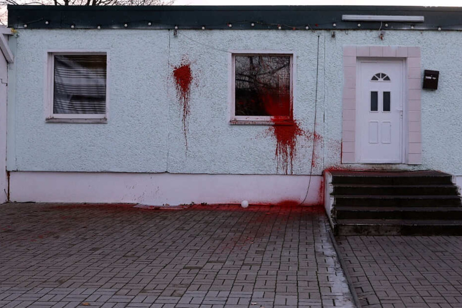 Zwei Farbgläser mit roter Farbe wurden geworfen.