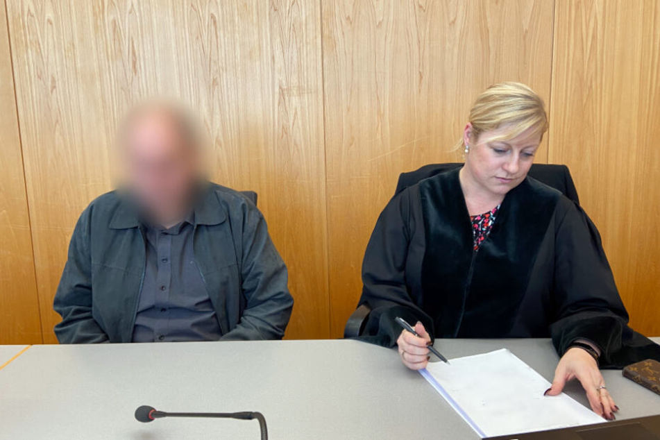 Der Angeklagte (links) neben seiner Verteidigerin.