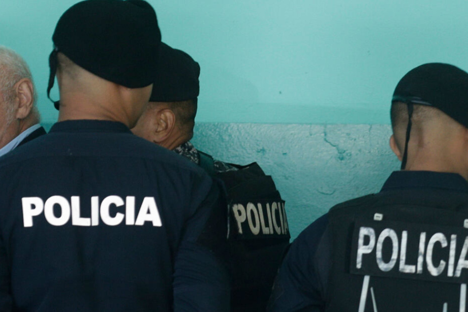 Beamte aus Panama-Stadt. Bei einer Schießerei im Gefängnis ließen 12 Personen ihr Leben.