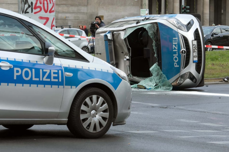 Drei Polizisten kamen ins Krankenhaus.