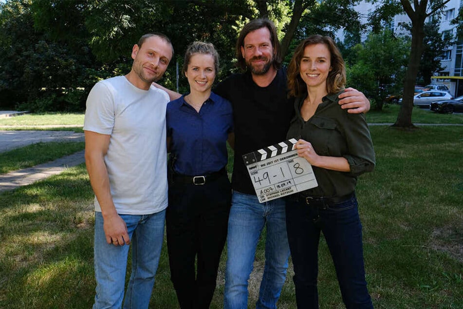 Unter der Regie von Stephan Lacant (2.v.r.) drehen Max Riemelt (35), Cornelia Gröschel (31) und Karin Hanczewski (37) derzeit den 9. Dresden-Tatort.