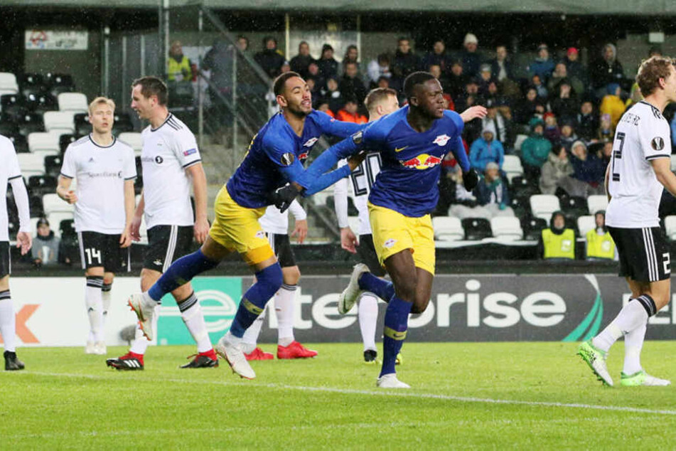 Die Torschützen zum 2:0 und 3:0 gemeinsam im Bild: Zuerst traf Ibrahima Konaté (r.), dann Stürmer Matheus Cunha.