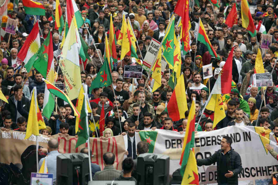 Bereits am vergangenen Wochenende waren Tausende Menschen in Köln für die Rechte der Kurden in Syrien auf die Straße gegangen.