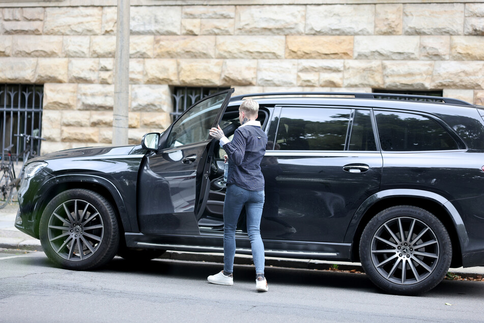 Am vergangenen Donnerstag tauchte die Ballermann-Sängerin mit ihrem schwarzen SUV vor dem Amtsgericht auf.