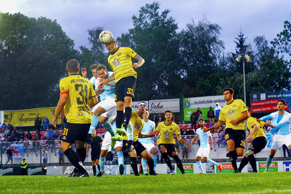 Auerbachs Matchwinner Marc-Philipp Zimmermann köpft hier vor dem Chemnitzer Tobias Müller.