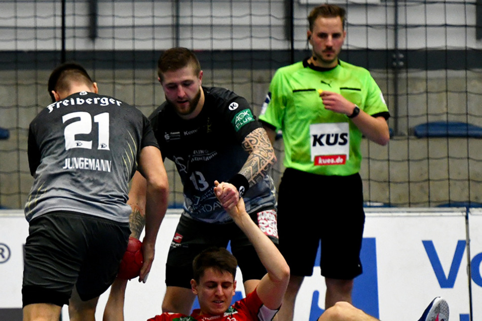 Philip Jungemann (l.) und Mindaugas Dumcius stoppen gemeinsam Hamms David Mirko Spiekermann.