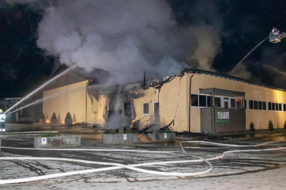 Das Feuer in dem Hallenbad richtete einen hohen Schaden an.