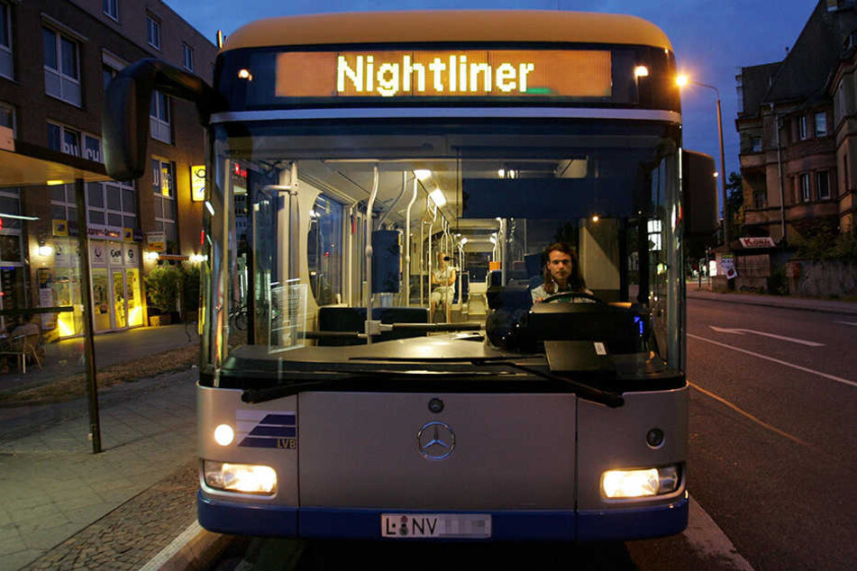 Eigentlich wollte der Fahrgast nur seine Ruhe. Stattdessen landeten Fäuste in seinem Gesicht. (Symbolbild)