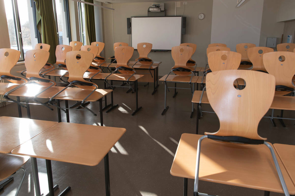 Gehören leere Klassenräume bald wieder zum Alltag? Aufgrund rapide steigender Corona-Infektionszahlen wird die Präsenzpflicht an Berliner Schulen vorläufig ausgesetzt. (Symbolfoto)