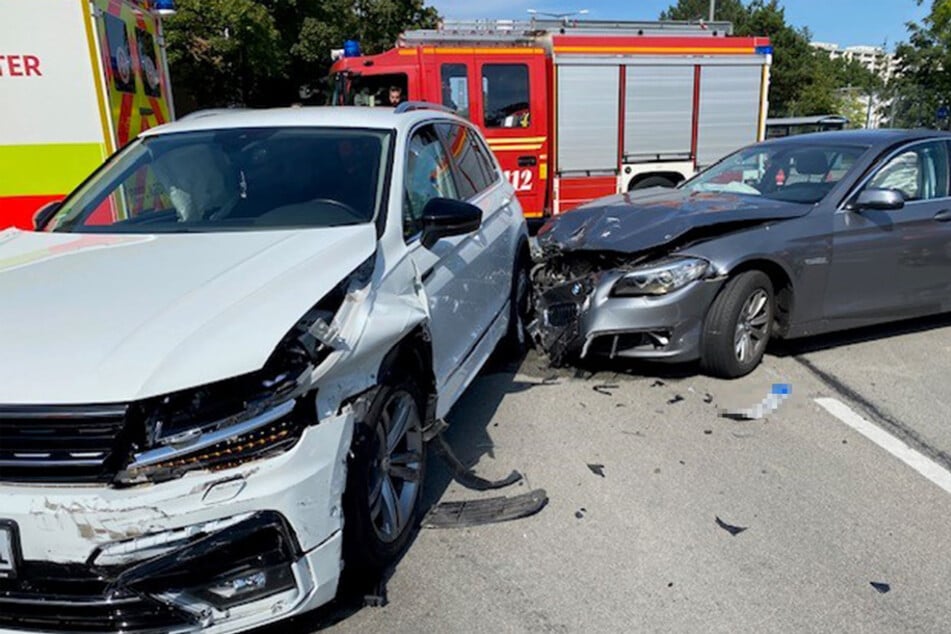 Im Kreuzungsbereich des Karl-Marx-Rings und des Oskar-Maria-Graf-Rings krachten ein BMW und ein VW zusammen.