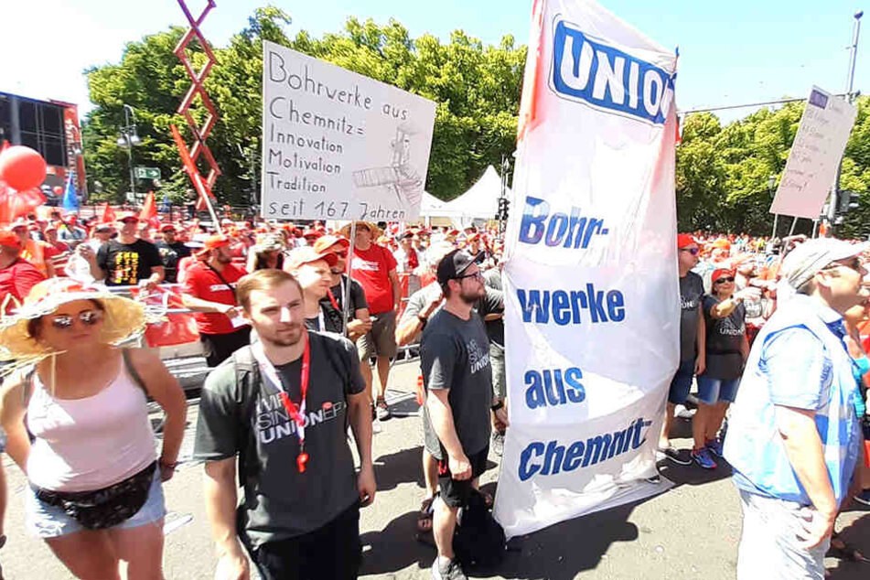 Die Unioner kämpften bei der Demo in Berlin für ihr Chemnitzer Unternehmen.
