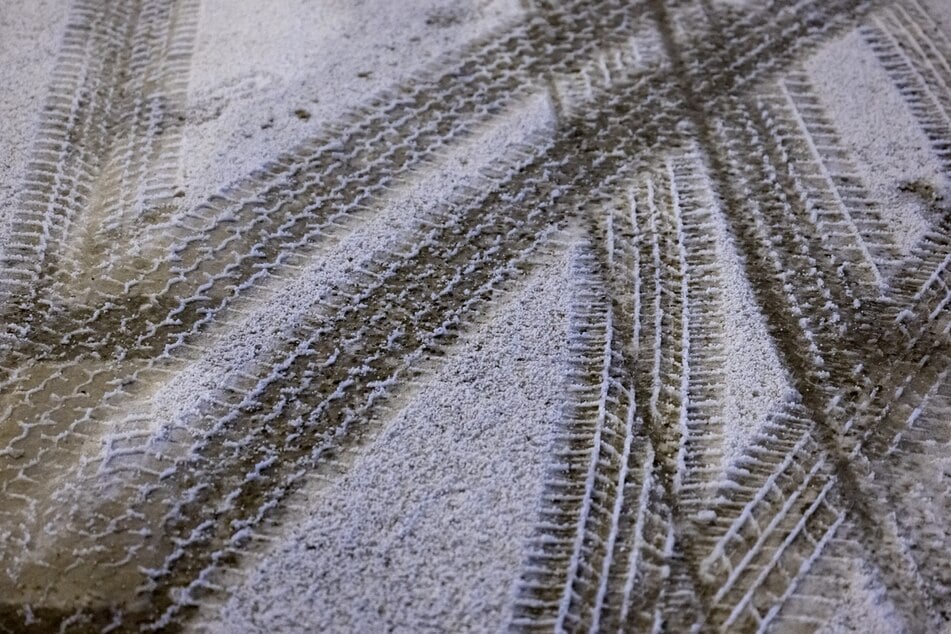 Als der Lkw zu rutschen anfing, konnte der 22-jährige Fahrer nicht mehr ausweichen. (Symbolbild)