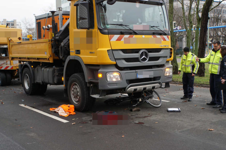Ein schrecklicher Anblick: Die Blutlache und das Rad einer in Berlin Verunglückten unter dem Lkw-Führerhaus.