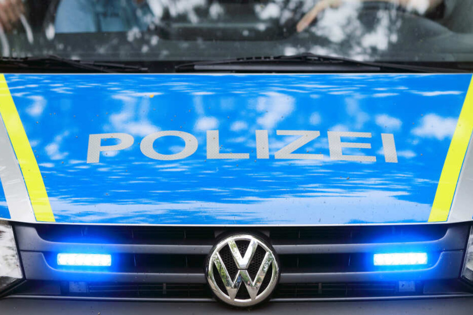 Ein Polizeifahrzeug ist mit Blaulicht im Einsatz. Ermittler sollen herausfinden, woran der Obdachlose in Kiel starb.