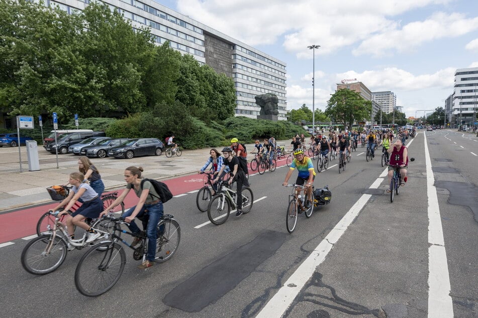 Am Samstag gibt es erst eine Auftakt-Kundgebung am Karl-Marx-Monument, danach verläuft die Route über die Theaterstraße in die Hartmannstraße und dann weiter zur Oberfrohnaer Straße.