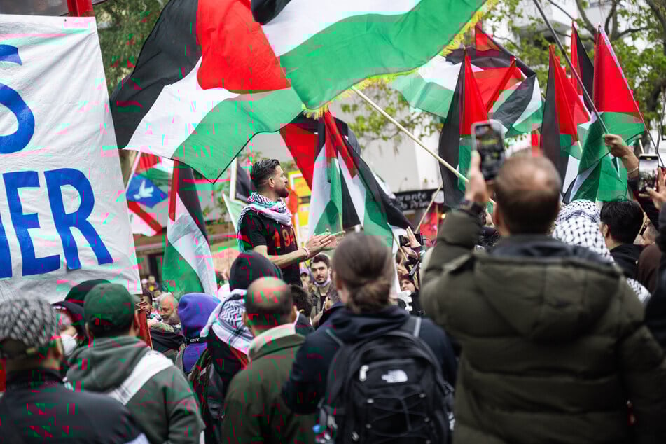 In Berlin schwenken Teilnehmer bei einer propalästinensischen Demonstration zum 77. Nakba-Tag Flaggen.