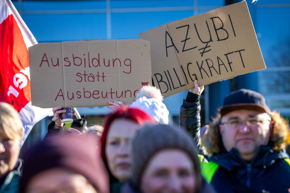 Vor Kliniken fanden sich die Demonstranten aus dem Bereich Gesundheitswesen zusammen.