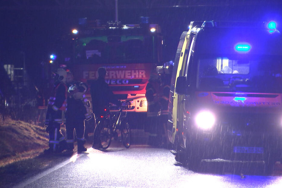 Trotz etwa einstündiger Reanimation verstarb der Fahrzeugführer am Unfallort.