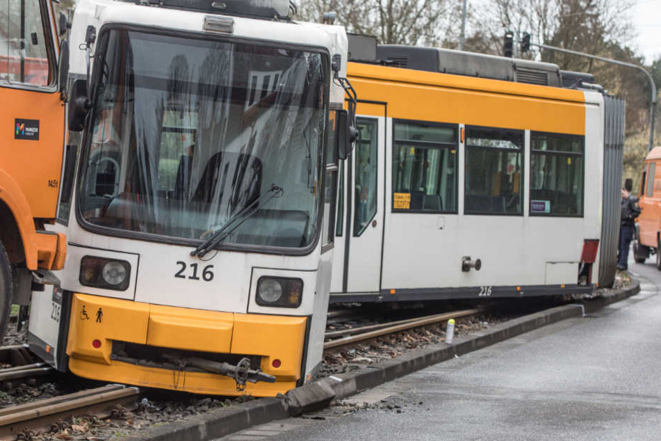 Der Zug sprang einfach aus den Gleisen.