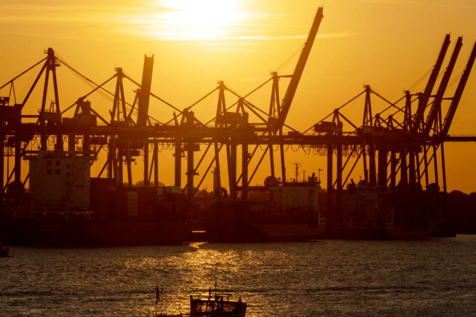 Der Hamburger Hafen bekommt noch die letzten Sonnenstrahlen des Jahres ab.