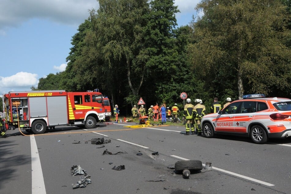 Zahlreiche Rettungskräfte waren im Einsatz und versuchten, die verunfallte Frau aus ihrem Wagen zu befreien.