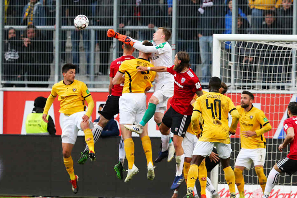 Noch-Dynamo Markus Schubert obenauf - auch bei dieser Torraumszene in Ingolstadt.
