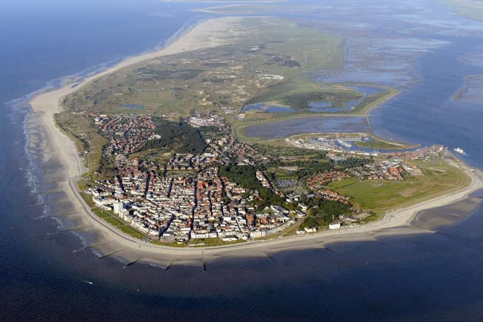 Die Luftaufnahme zeigt die ostfriesische Insel Norderney im Nationalpark Niedersächsisches Wattenmeer.