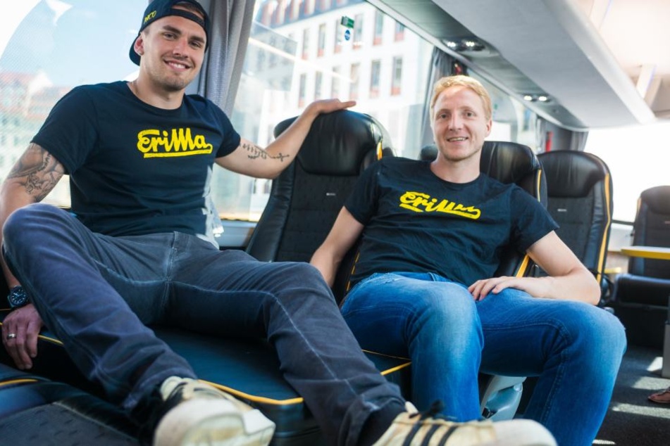 Pascal Testroet (l.) und Marco Hartmann machen es sich im neuen Bus bequem.