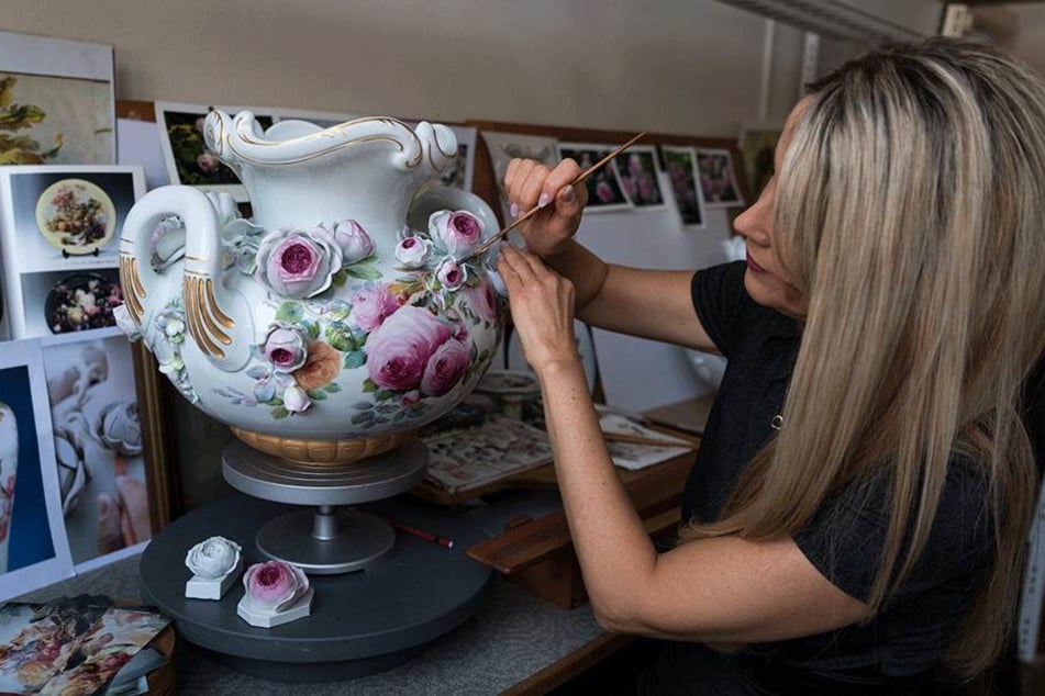 Traditionsreiche Kunst: Porzellan-Malerin Kerstin Höntsch bei der Arbeit. Die Marke soll aber "entstaubt" werden.