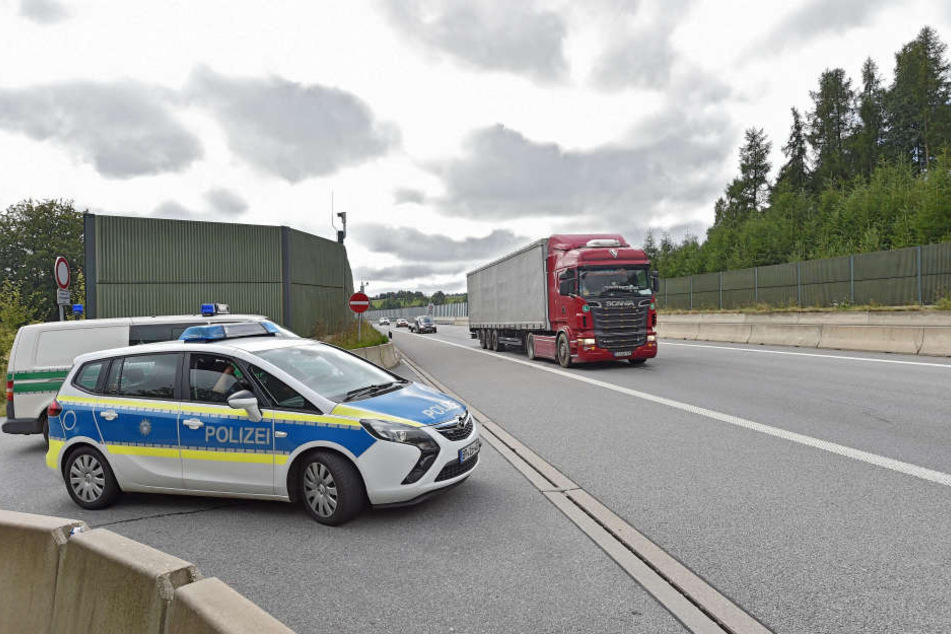 15.000 Autos rauschen täglich die Autobahn 17 entlang. Im Kampf gegen Schleuser braucht die Bundespolizei dabei Hilfe von den Truckern.