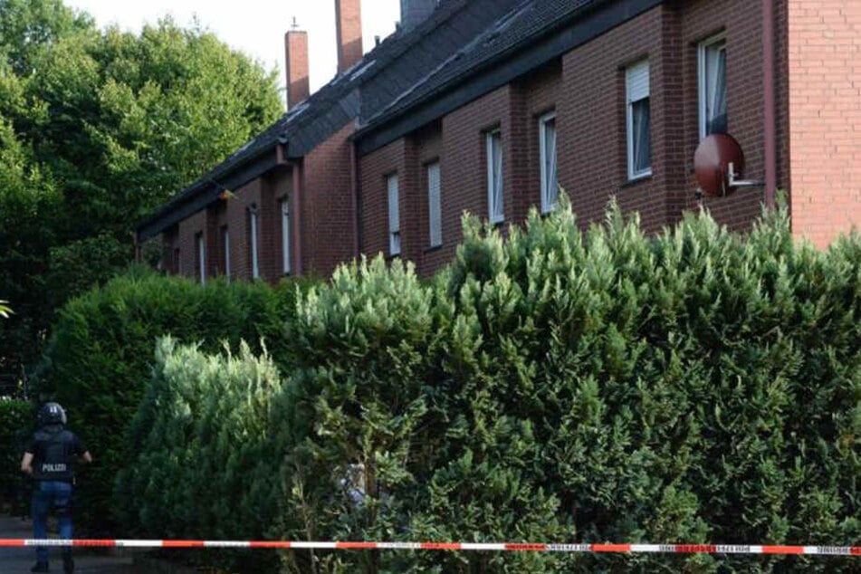 Der Bewohner, der Wohnung am Drosselweg, war zunächst flüchtig. Er konnte am Dienstagabend in Horn-Bad Meinberg gestellt werden.