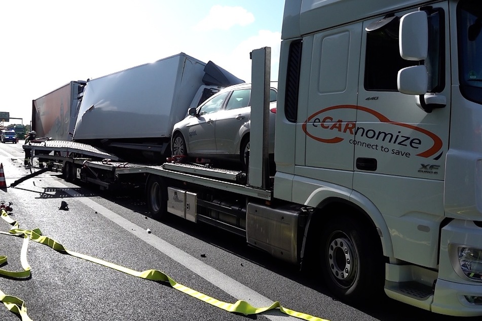 Das Unfallfahrzeug schob den vor ihm stehenden Laster auf einen Autotransporter.