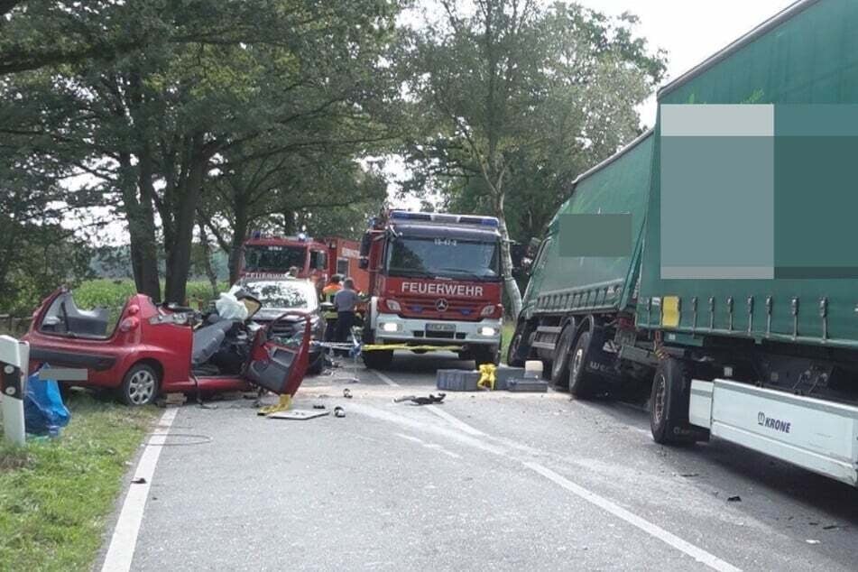 Der Kleinwagen wurde von der Feuerwehr mit schwerem Gerät aufgeschnitten, um die Unfallopfer zu befreien.