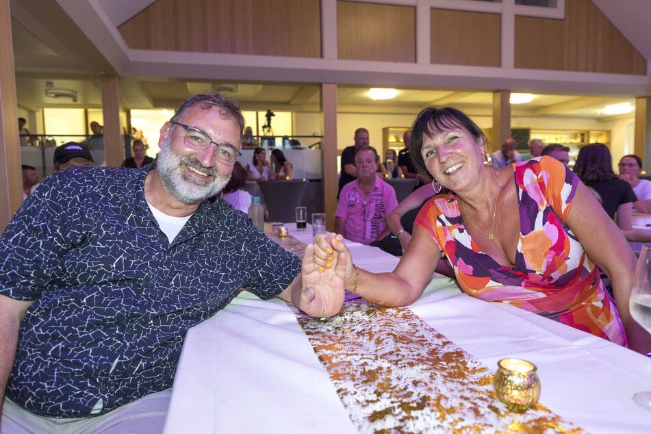Rathens Bürgermeister Roman Roloff (54, Freie Wähler) freut sich mit Frau Karina über die Unterstützung des Wettbewerbs.