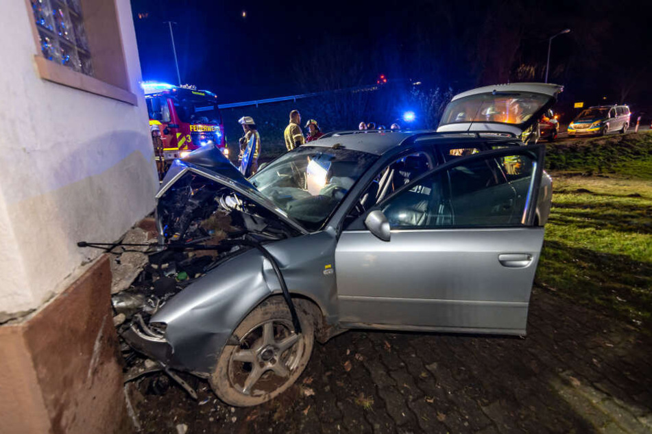 Der Mann krachte frontal in das Haus in Reichshof im Oberbergischen Kreis.