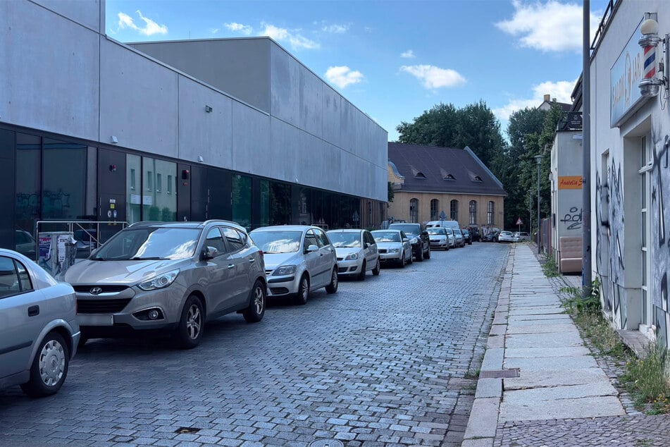 Der Räuber floh zuerst in die Konstantinstraße direkt neben dem Sportbad am Rabet. Danach verlor sich seine Spur.