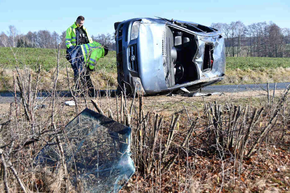 Nachdem sich das Auto überschlagen hatte, blieb es auf der Seite liegen.