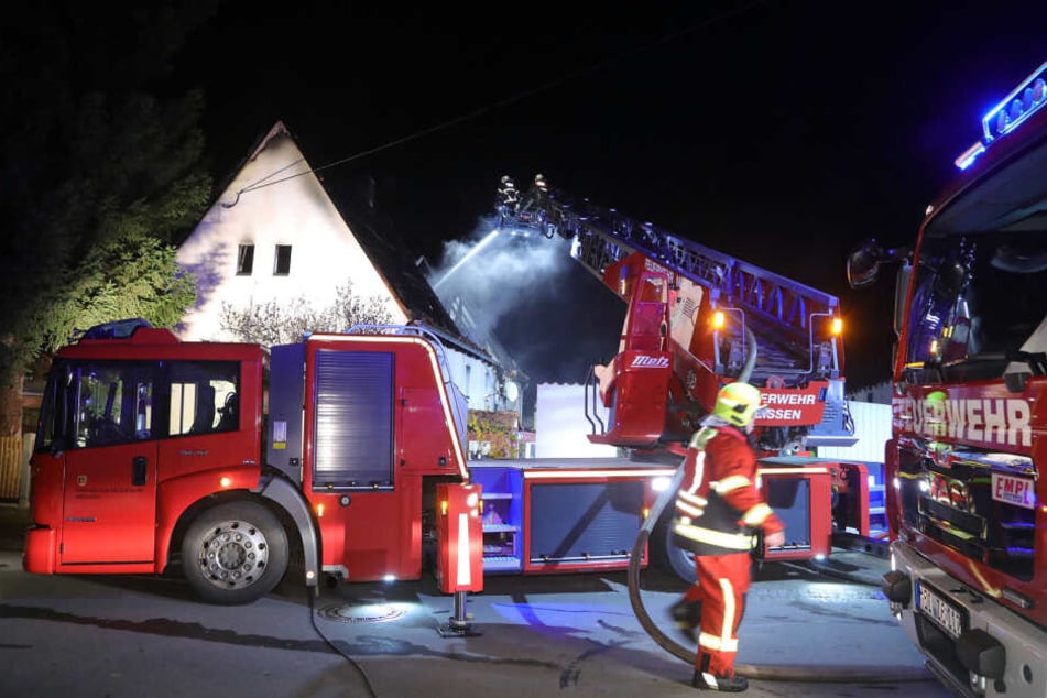 Bis in die Nacht löschten die Kameraden das Feuer.