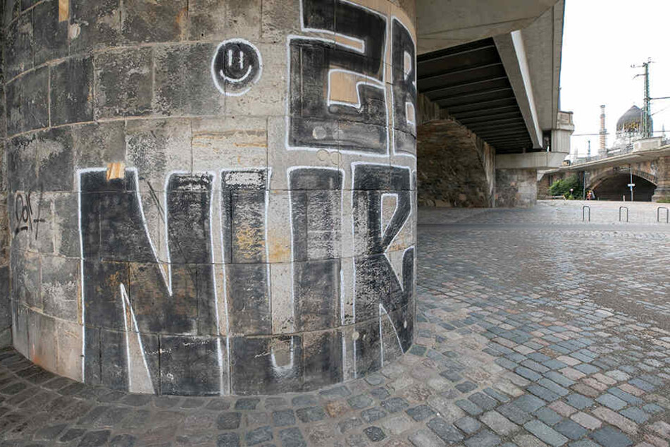 Auch die Pfeiler der Marienbrücke bleiben nicht von den Schmierfinken verschont.