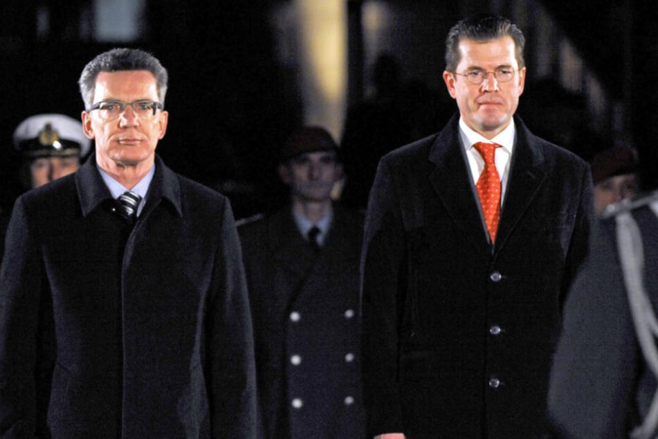 Ex-Verteidigungsminister Karl-Theodor zu Guttenberg (CSU, r.) im März 2011 mit seinem Nachfolger Thomas de Maizière (CDU) beim Großen Zapfenstreich.