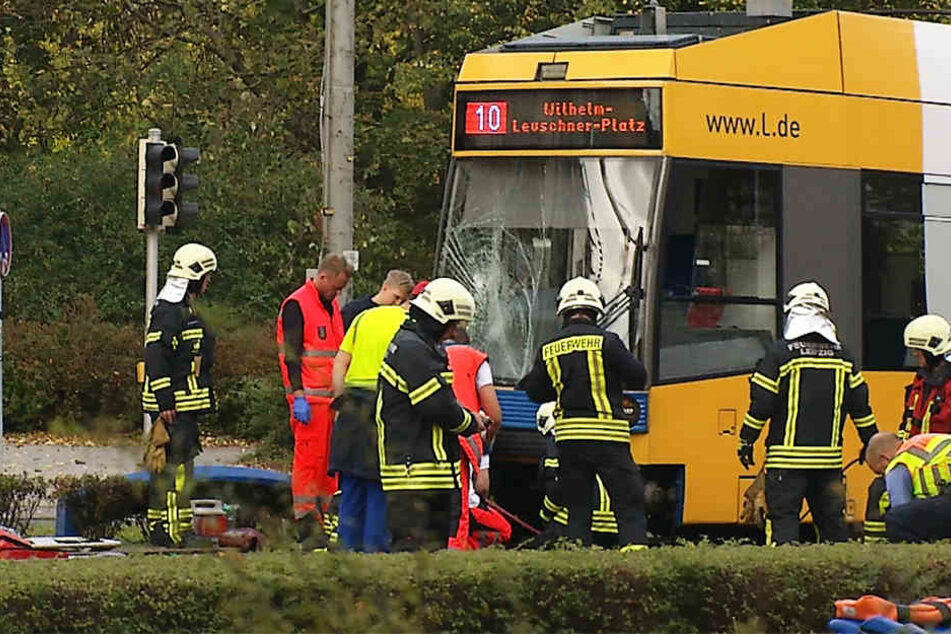 Kurz vorm Leipziger Hauptbahnhof geriet eine junge Frau unter die Straßenbahn.
