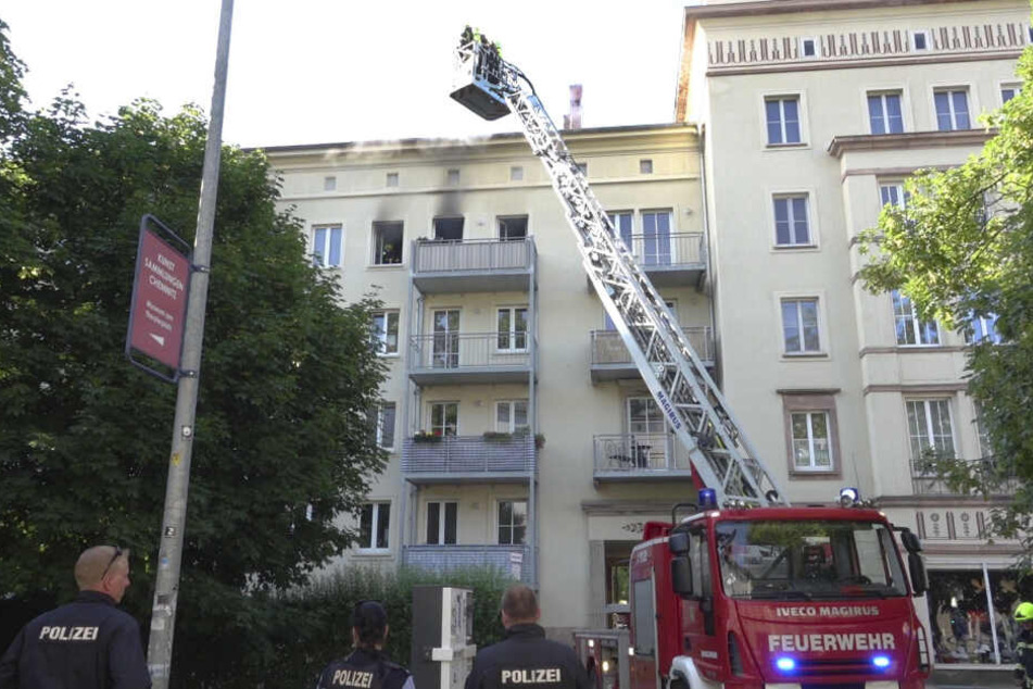 Das Feuer brach im Dachgeschoss aus.