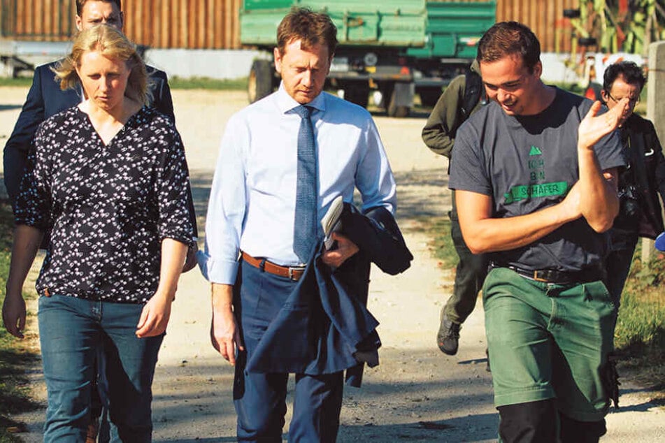 Ministerpräsident Michael Kretschmer (43, CDU) traf sich gestern mit Stationsleiterin Annett Hertweck (43, l.) und Schäfer Felix Wagner.
